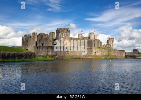 Caerphilly, Caerphilly, Wales, Regno Unito. Castello di Caerphilly con il suo fossato. Foto Stock