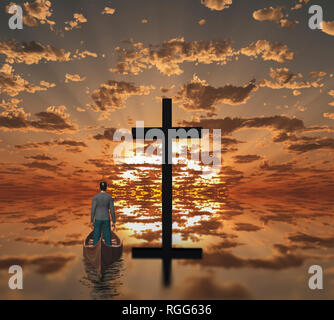 Il tramonto o l'alba con la croce. Uomo in barca in legno Foto Stock