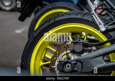 Primo piano particolare della motocicletta le ruote posteriori e il disco del freno - Immagine Foto Stock