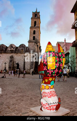 L'Avana, Cuba - Novembre 26, 2015: Xico sculture su San Francisco de Asis Square nella Città dell Avana, Cuba. Questo cane 16 sculture che simboleggia l'amicizia Foto Stock