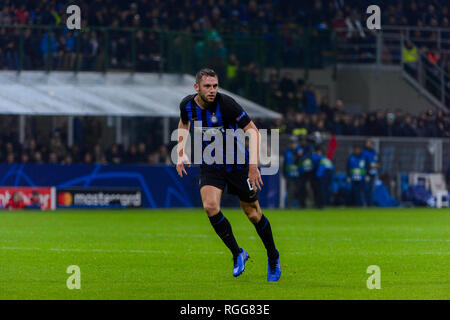 Milano - Novembre 6, 2018: Stefan de Vrij 6. FC Internazionale - FC Barcellona. La UEFA Champions League. Giornata 4. Giuseppe Meazza (San Siro) Stadium. Foto Stock