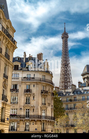 Elegante appartamento edifici su Rue Edmond Valentin con la Torre Eiffel che sovrasta , paris , France Foto Stock