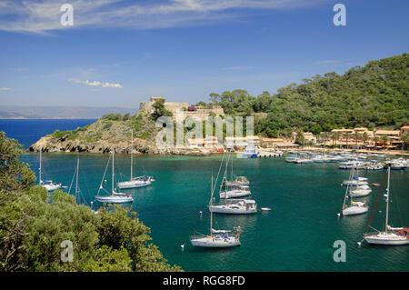 Porto e yacht nella baia di Port-Cros o di Port Cros Parco Nazionale Îles d'Hyères o isole di Hyères Var Provence Francia Foto Stock