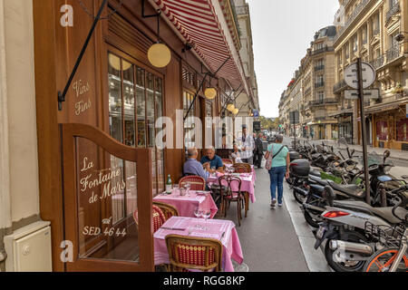 Persone sedute a un tavolo pranzo a la Fontaine de Mars, un ristorante francese in Rue Saint-Dominique, Parigi, Francia Foto Stock