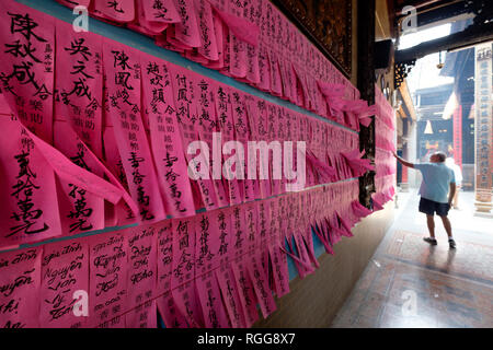 Modello in carta rosa preghiera scivola con i nomi di donatorsChua Ba Tempio Thien Hau aka Ba Thien Hau Pagoda in Ho Chi Minh City, Vietnam Foto Stock