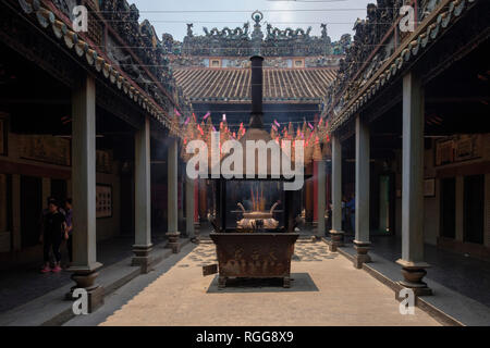 Incenso pira di masterizzazione in Chua Ba Tempio Thien Hau aka Ba Thien Hau Pagoda in Ho Chi Minh City, Vietnam, sud-est asiatico Foto Stock