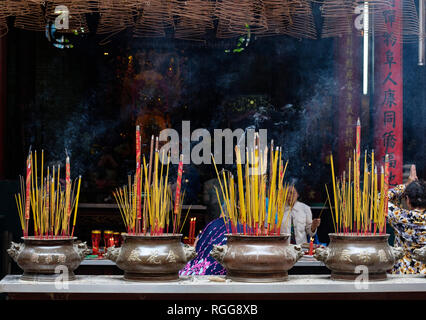 I bastoncini di incenso di masterizzare alla Chua Ba Tempio Thien Hau aka Ba Thien Hau Pagoda in Ho Chi Minh City, Vietnam, sud-est asiatico Foto Stock