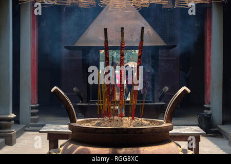 I bastoncini di incenso di masterizzare alla Chua Ba Tempio Thien Hau aka Ba Thien Hau Pagoda in Ho Chi Minh City, Vietnam, sud-est asiatico Foto Stock