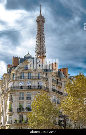 La Torre Eiffel sorge sopra elegante appartamento parigino di edifici con balconi di ferro nel settimo arrondissement di Parigi Foto Stock