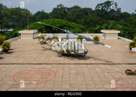 Elicottero sul tetto del palazzo di indipendenza riunificazione aka Palace (ex Palazzo Presidenziale) nella città di Ho Chi Minh, Vietnam Foto Stock