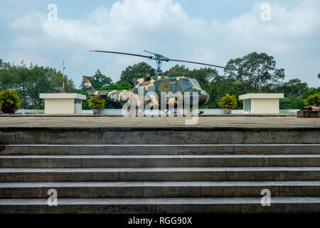 Elicottero sul tetto del palazzo di indipendenza riunificazione aka Palace (ex Palazzo Presidenziale) nella città di Ho Chi Minh, Vietnam Foto Stock