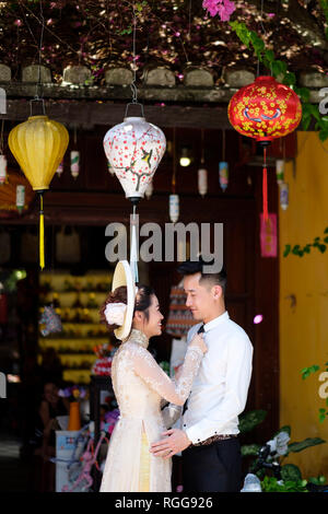 Il vietnamita giovane avente un momento romantico nella città vecchia di Hoi An, Vietnam Foto Stock