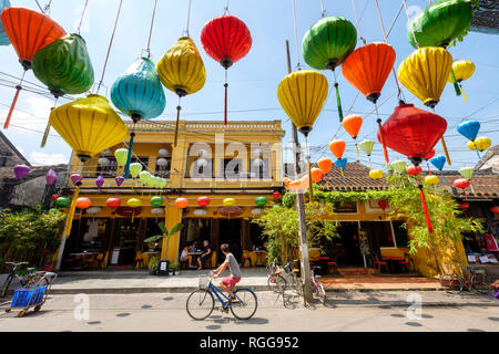 Tradizionale colorato lanterne di carta appesa sopra le strade della città vecchia di Hoi An, Vietnam Foto Stock