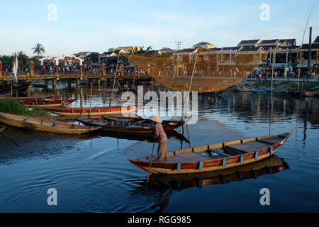 Barche e reti da pesca sul fiume Thu Bon in Hoi An, Vietnam Foto Stock