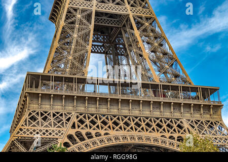 Close up della dettagliata intricato Torre Eiffel in ferro battuto lavoro reticolare , la Torre Eiffel è il più visitato monumento pagato in tutto il mondo , Parigi Foto Stock