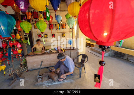 Realizzazione artigianale colorato tradizionale vietnamita lanterne di carta in Hoi An, Vietnam, sud-est asiatico Foto Stock