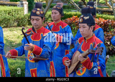 I musicisti suonano musica vietnamita con strumenti tradizionali Foto Stock