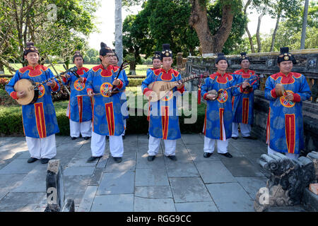 I musicisti suonano musica vietnamita con strumenti tradizionali Foto Stock
