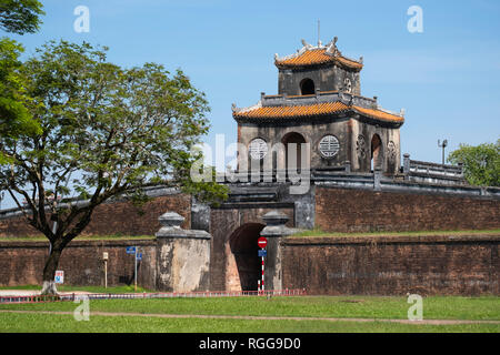 Cancello per la cittadella, la tonalità, il Vietnam Asia Foto Stock