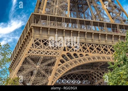 Close up della dettagliata intricato Torre Eiffel in ferro battuto lavoro reticolare , la Torre Eiffel è il più visitato monumento pagato in tutto il mondo , Parigi Foto Stock