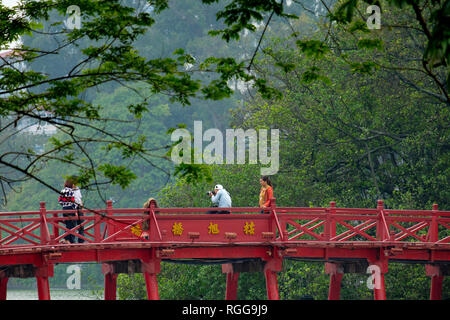 Huc bridge - rosso ponte in legno sopra il lago Hoan Kiem ad Hanoi, in Vietnam, in Asia Foto Stock