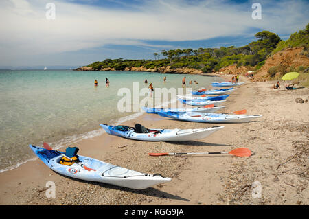 Sea kayak o canoa allineati a Plage de la Courtade o spiaggia Courtade Île Porquerolles o isola di Porquerolles Côte-d'Azur Francia Foto Stock