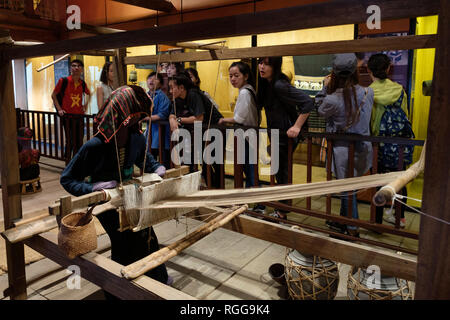 Turisti asiatici al Vietnam Museo di Etnologia, Hanoi, Vietnam Asia Foto Stock