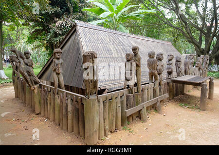 Giarai tomba con statue lignee al Vietnam Museo di Etnologia, Hanoi, Vietnam Asia Foto Stock