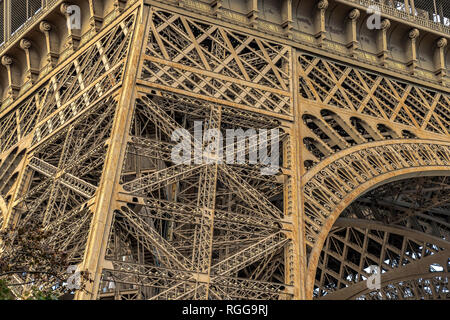 Close up della dettagliata intricato Torre Eiffel in ferro battuto lavoro reticolare , la Torre Eiffel è il più visitato monumento pagato in tutto il mondo , Parigi Foto Stock