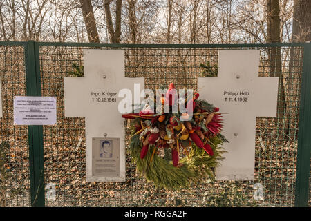 Croci in memoria delle vittime al muro di Berlino , Germania Foto Stock