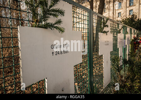 Croci in memoria delle vittime al muro di Berlino , Germania Foto Stock