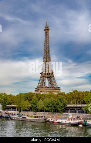 La Torre Eiffel si erge sopra la Senna, con barche in primo piano ormeggiate lungo la riva, Parigi, Francia Foto Stock