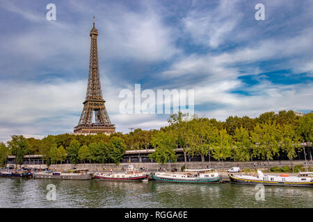 La vista da Passy , la Torre Eiffel sorge sopra il fiume Senna ,con barche in primo piano ormeggiate lungo la riva del fiume , Parigi Foto Stock