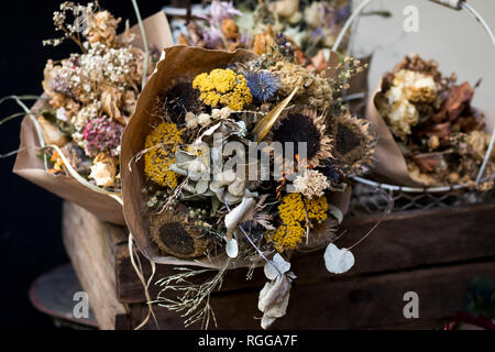 D'autunno bella composizione bouquet di rose secchi e fiori di prato con foglie, sfondo floreale. Arte floristiche decorazione closeup, vista dall'alto Foto Stock