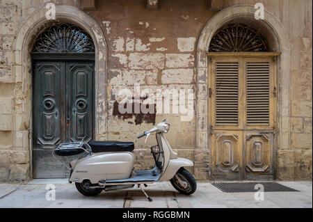 Vecchia Lambretta scooter parcheggiato nelle strette stradine della città di Vittoriosa, Birgu, Malta. Foto Stock