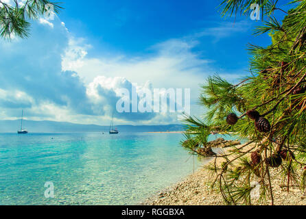 Bella vista sul mare isola di Brac in Croazia con yacht e la spiaggia rocciosa Foto Stock