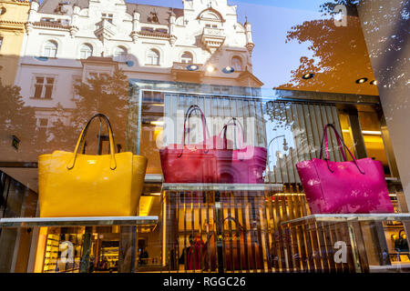 Borse per vetrine Gucci nel negozio Gucci, via Parizska, Praga Repubblica Ceca via Parizska Praga Foto Stock