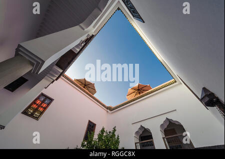 05-03-15, Marrakech, Marocco. Il Riad Porte Royale. La vista di un cielo blu, guardando verso l'alto dal cortile. Foto: © Simon Grosset Foto Stock