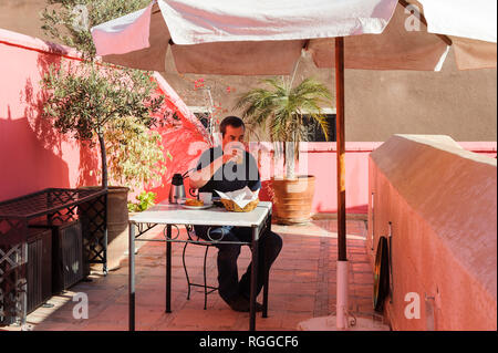 05-03-15, Marrakech, Marocco. Il Riad Porte Royale. Una valutazione di mangiare la prima colazione sulla terrazza. Foto: © Simon Grosset Foto Stock