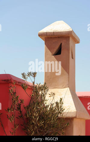 05-03-15, Marrakech, Marocco. Il Riad Porte Royale. Abstract fotografia del dipinto di rosso le pareti della terrazza e colorati di rosso ombrelloni. Foto: Foto Stock