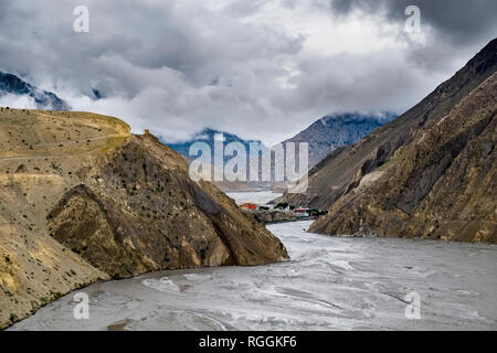 Vista aerea sulla città di Kali Gandaki valley, scure nuvole monsoniche avvicinando Foto Stock