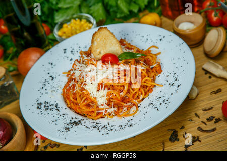 Pasta con carne, salsa di pomodoro e verdure Foto Stock