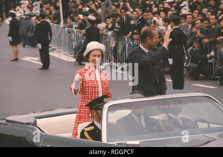 La regina Elisabetta II e del Principe Filippo , Duca di Edimburgo onda all immensa folla festante come la coppia reale di procedere per il giro della Papamobile a Tokyo. Foto Stock