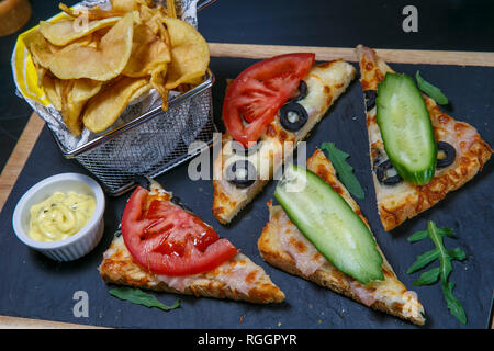 Sandwich di segale pane marrone, pomodori maturi, cetrioli e tonno per snack sani Foto Stock