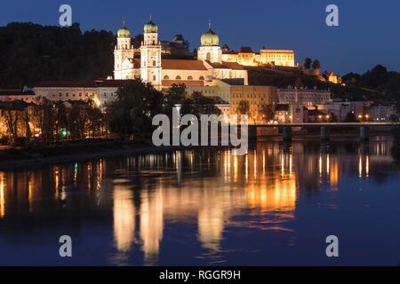 Cattedrale di St.Stephan e Veste Oberhaus riflessa nell'Inn, Passau, Bassa Baviera, Baviera, Germania Foto Stock