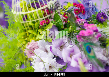 Floristics. Bouquet sposa e boutonniere con un nastro verde sul legno scuro dello sfondo. Fiori: anemone asparagi zamiokulkas aaspedistra. Weddin Foto Stock