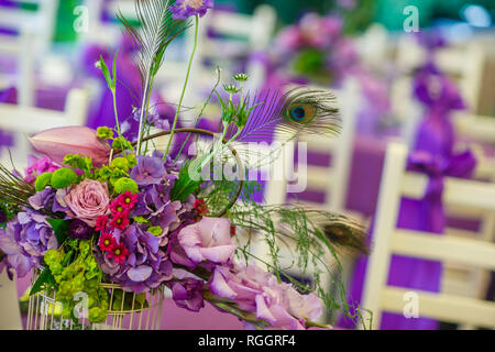 Wedding boutonnieres con peacock feather isolato su bianco Foto Stock