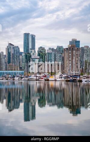 Grattacieli e barche a vela in marina, skyline di Vancouver riflette in mare, Coal Harbour, Cavendish Vancouver Foto Stock