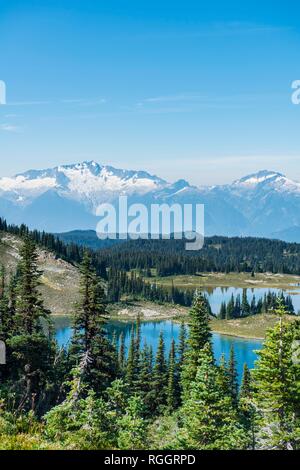 Piccoli laghi di fronte montagne innevate, Garibaldi Provincial Park, British Columbia, Canada Foto Stock