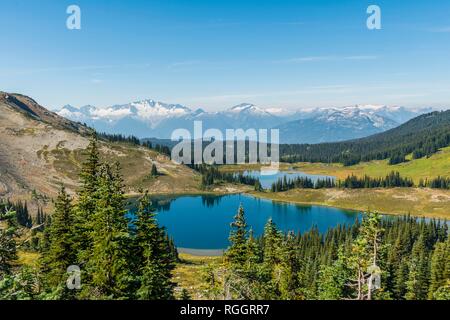 Piccoli laghi di fronte montagne innevate, Garibaldi Provincial Park, British Columbia, Canada Foto Stock